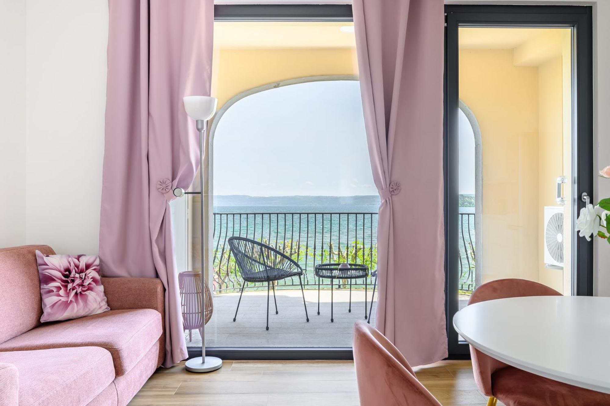 Casa Vacanze Maddalena - Palazzetto Sul Lago - Diamante Rosa Marta Δωμάτιο φωτογραφία